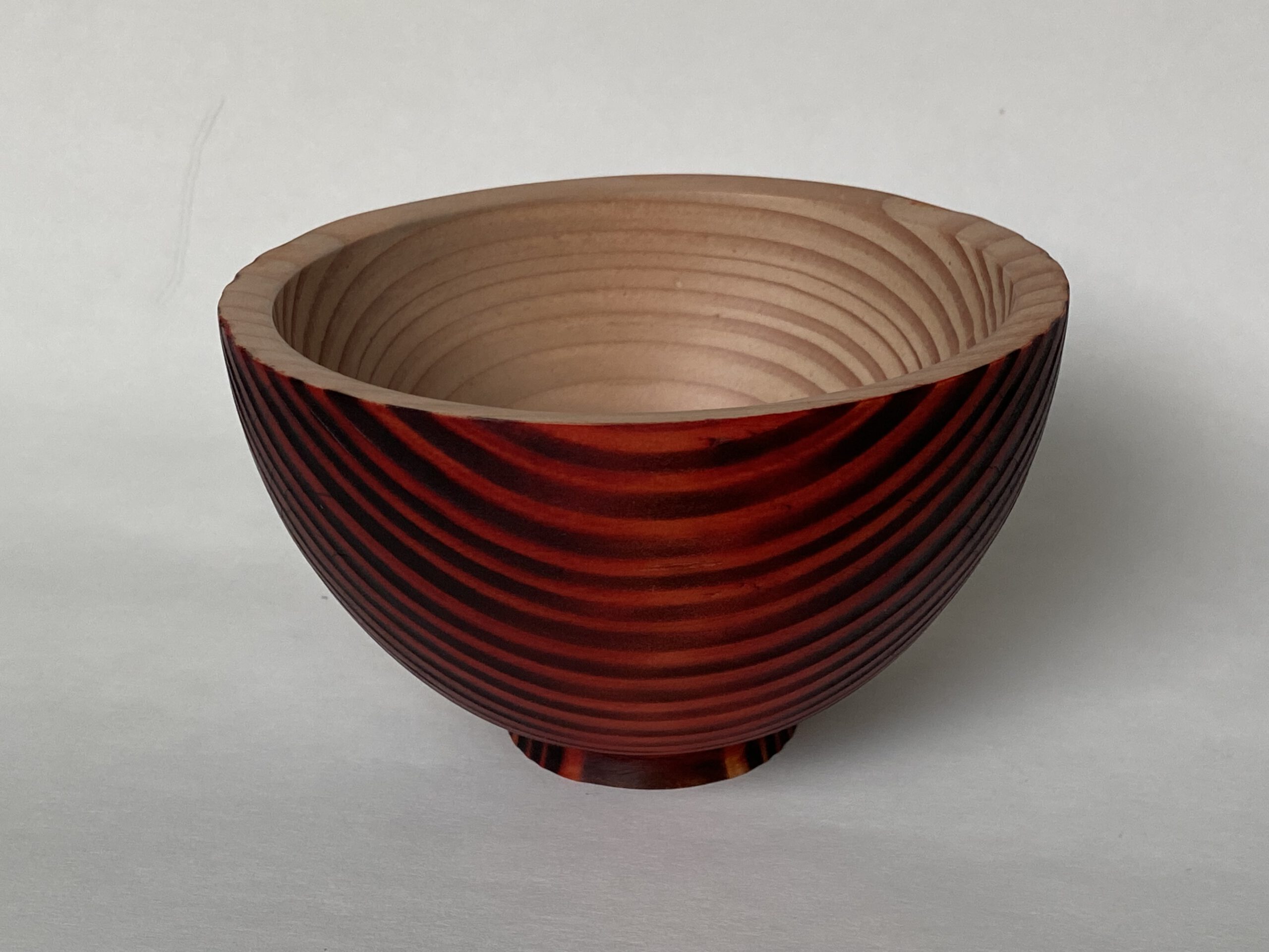 Gekleurd schaaltje van Douglas hout