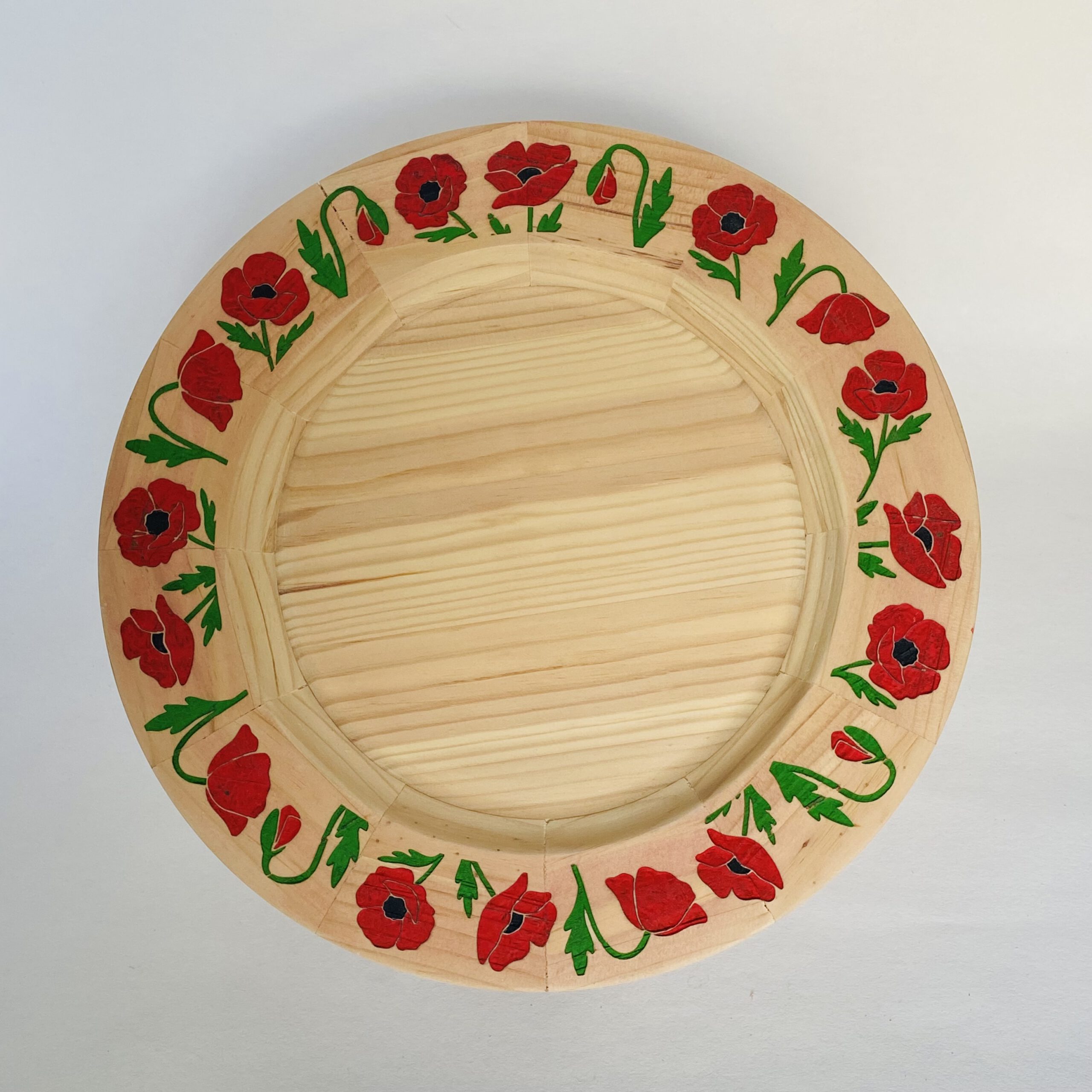 Grenenhouten board met klaprozen