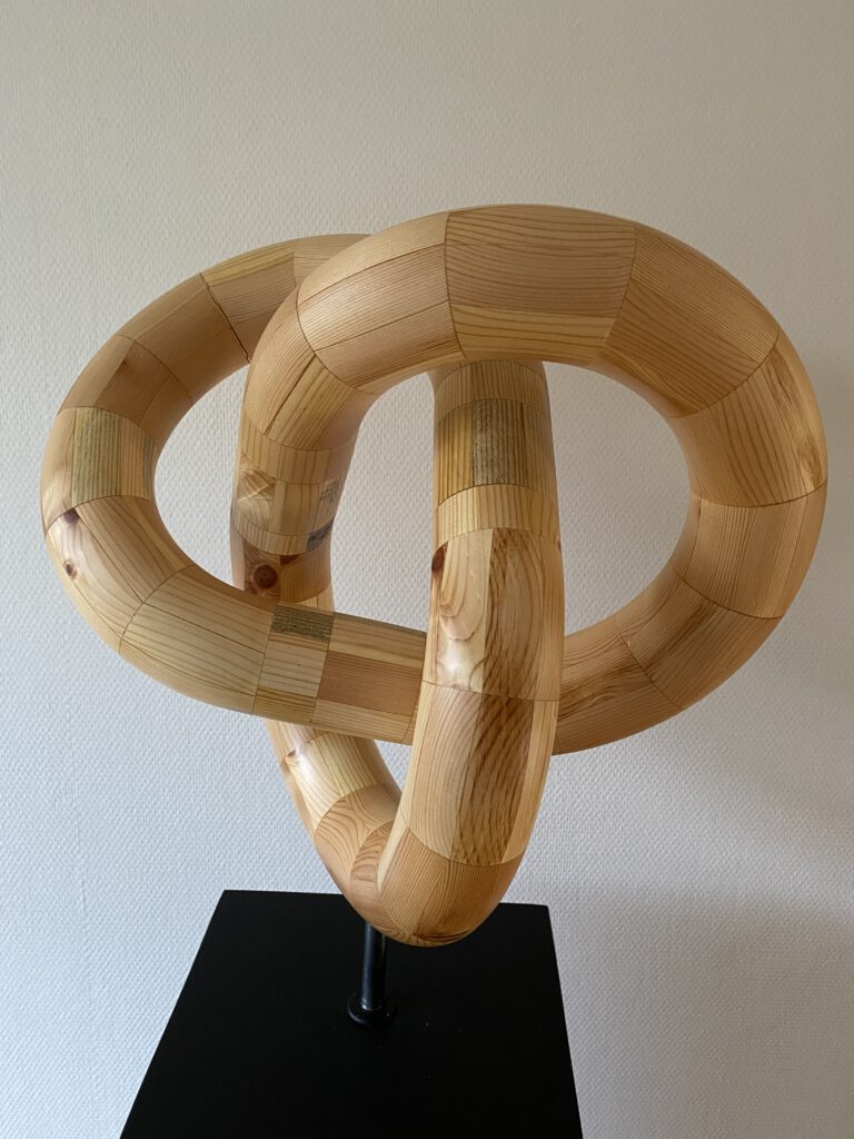 Klaverblad knoop van Grenenhout